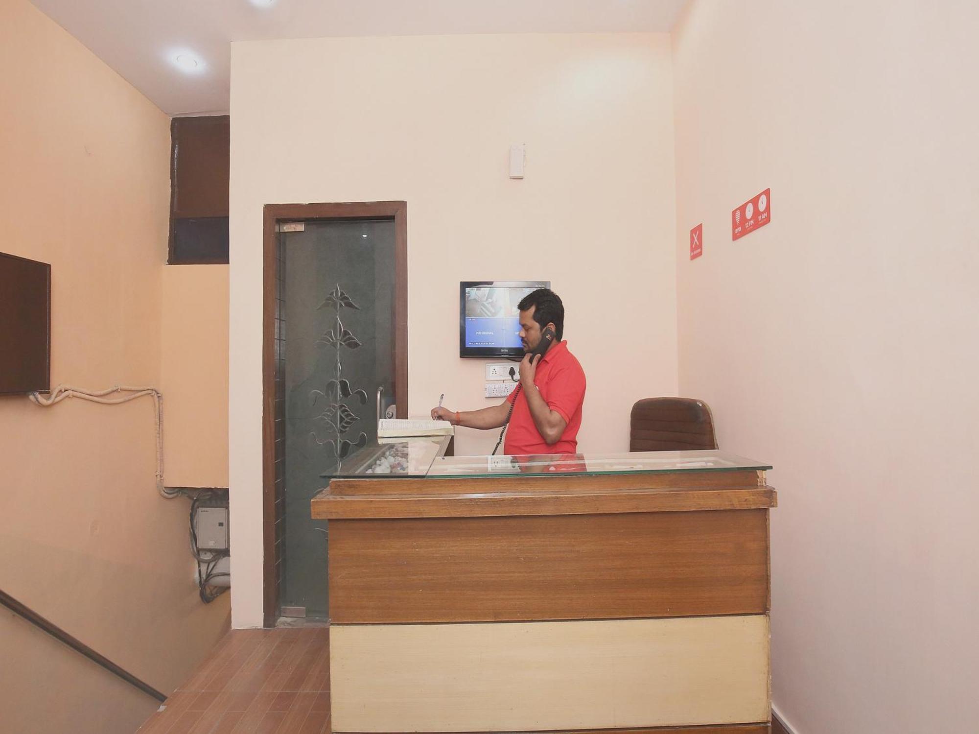 OYO 10384 Hotel Rajesh Palace Csandígarh Kültér fotó